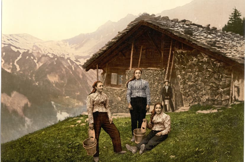 Tre donne con i secchi del latte
