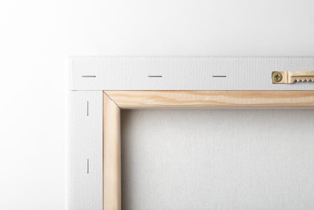Il telaio in legno sul retro di una tela intelaiata